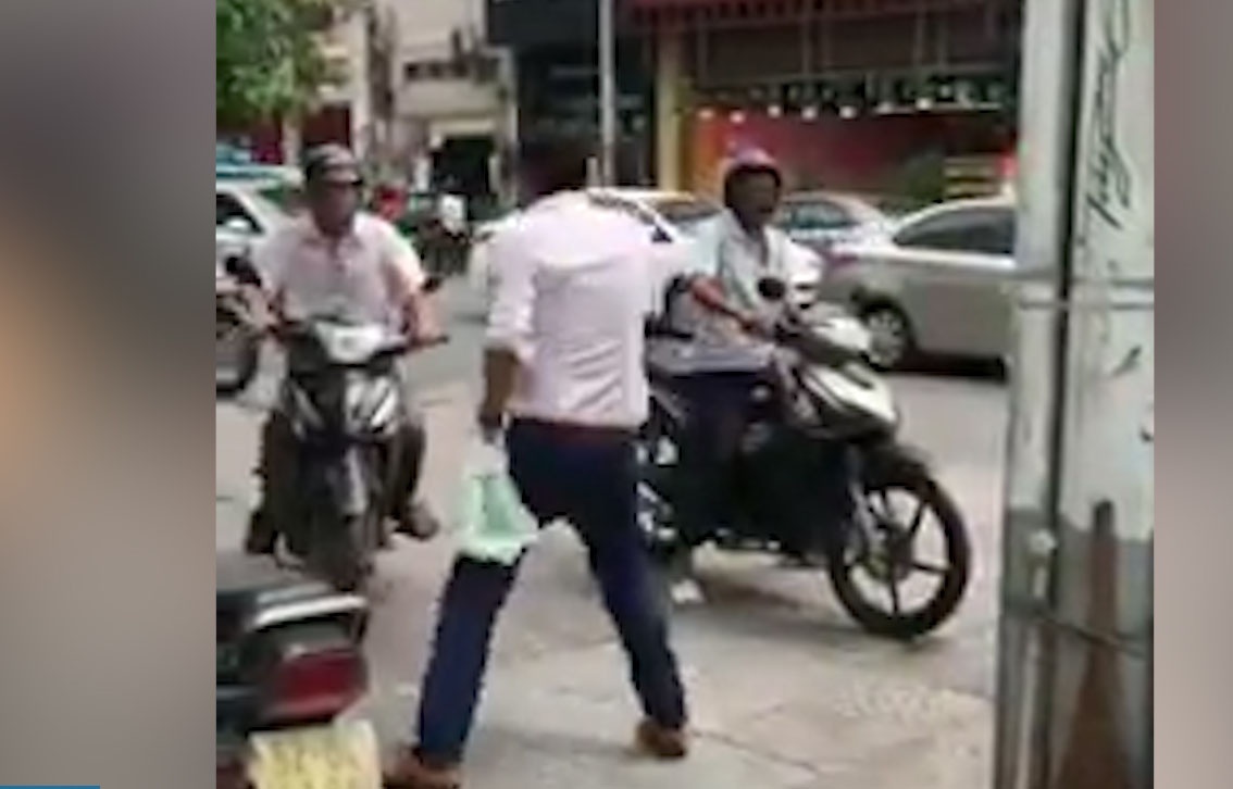 Ong tay chan xe o Sai Gon anh 1