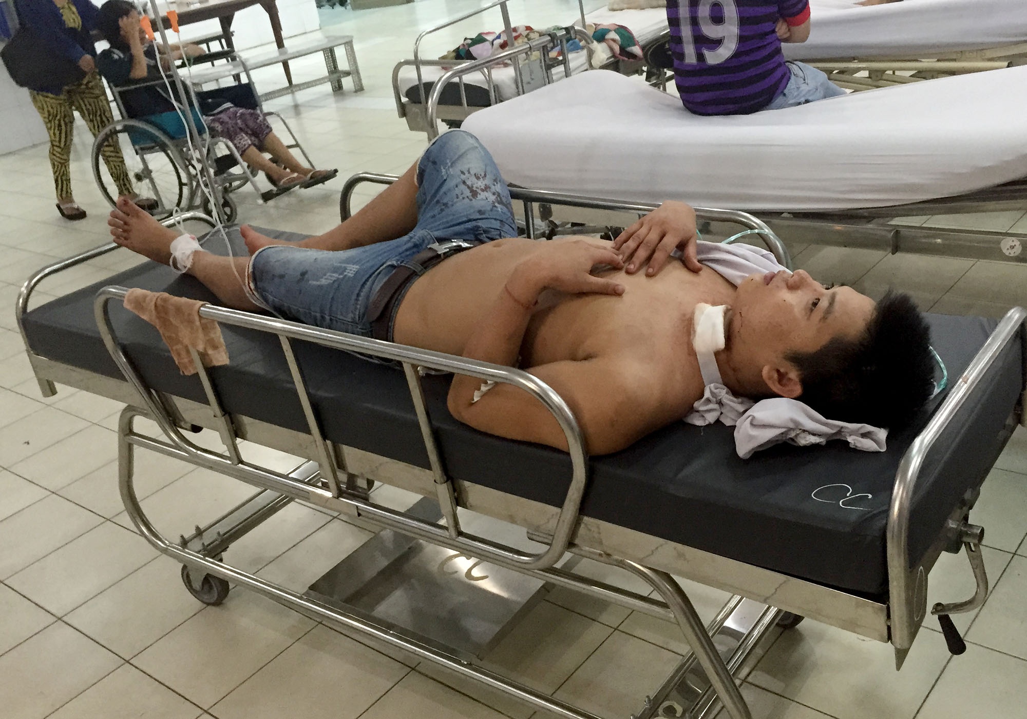 Hai nhom thanh nien lao vao hon chien sau va cham xe o Sai Gon hinh anh