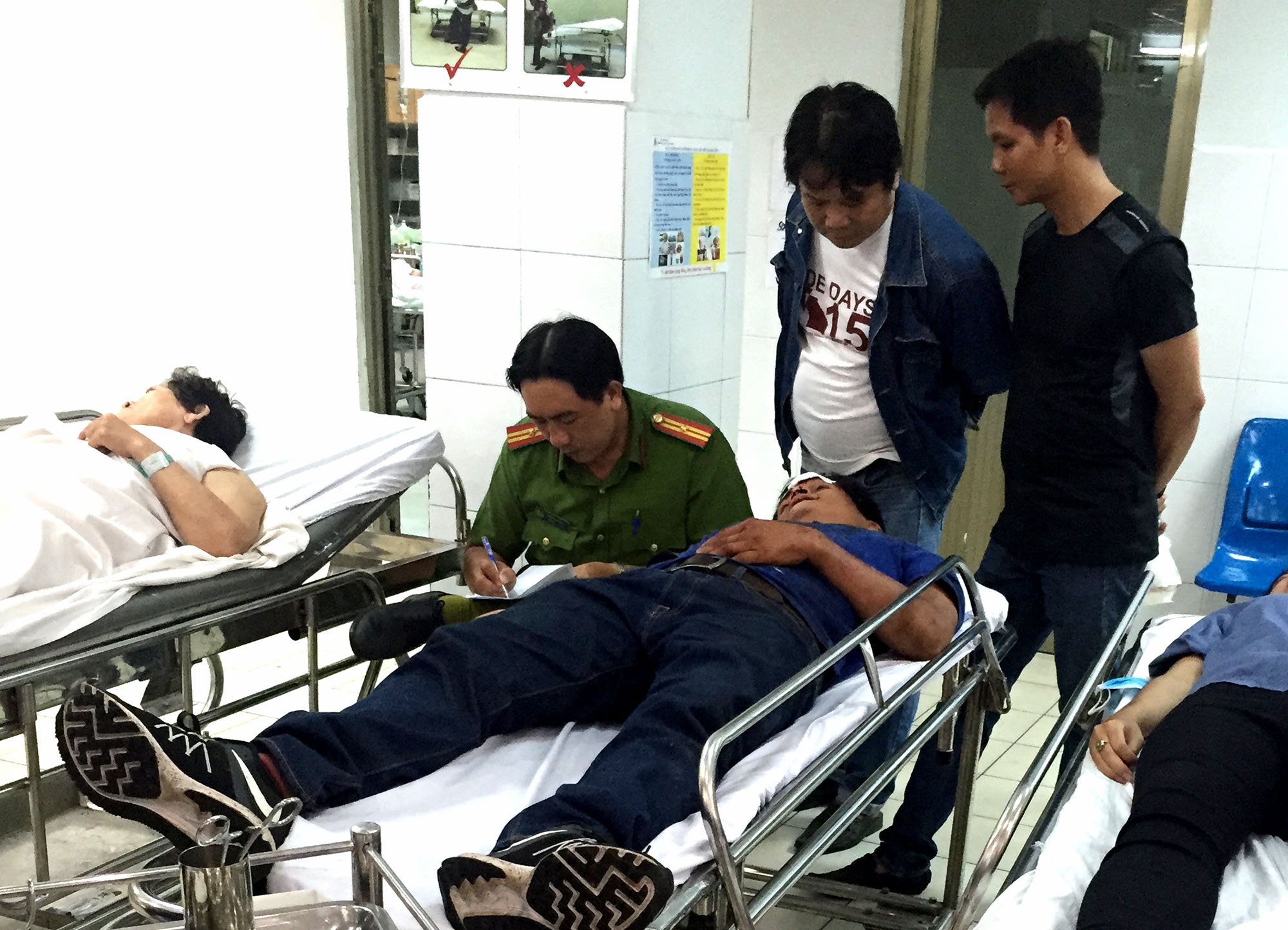 Hon chien sau va quet xe o Sai Gon, 3 nguoi bi thuong nang hinh anh