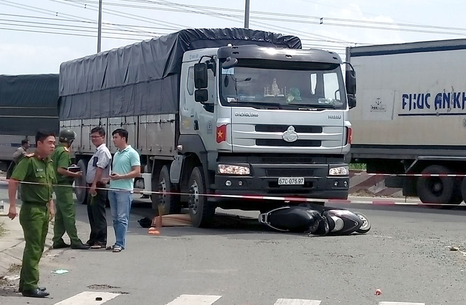 Cap vo chong thiet mang sau va cham voi xe tai o Sai Gon hinh anh