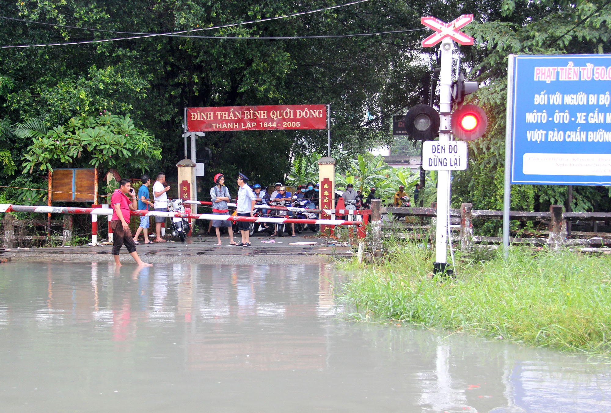 Duong sat Bac Nam te liet gan 1 gio vi ngap nuoc o Sai Gon hinh anh