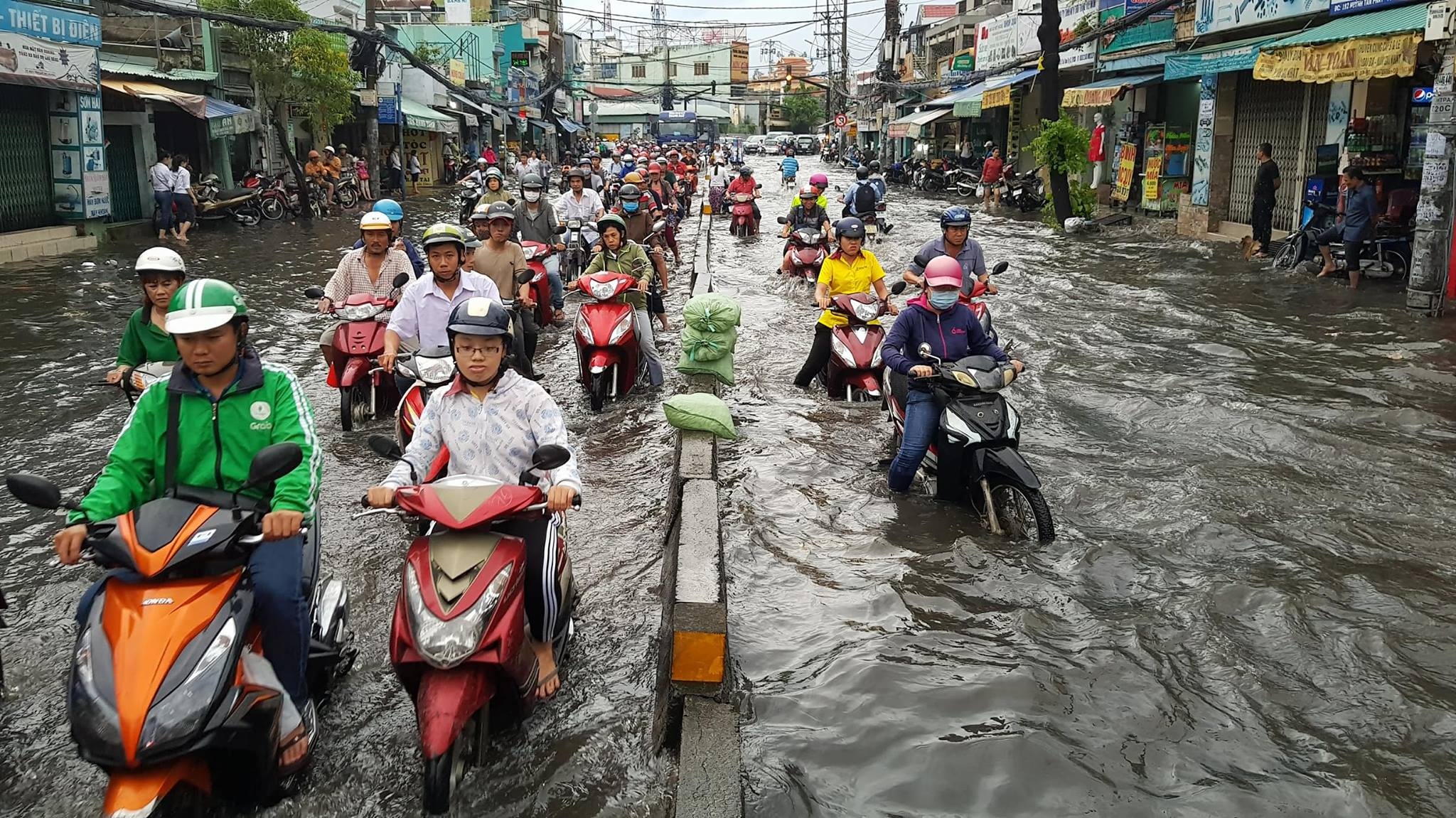 sài gòn ngập nặng sau mưa lớn ảnh 1 sai gon ngap nang sau mua lon anh 1