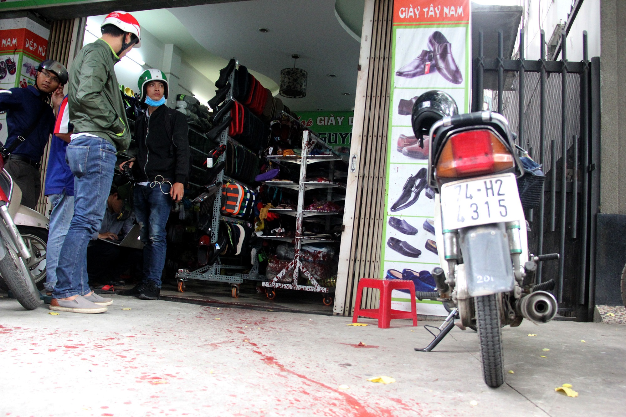 cửa hàng giày bị tạt sơn ảnh 1 cua hang giay bi tat son anh 1