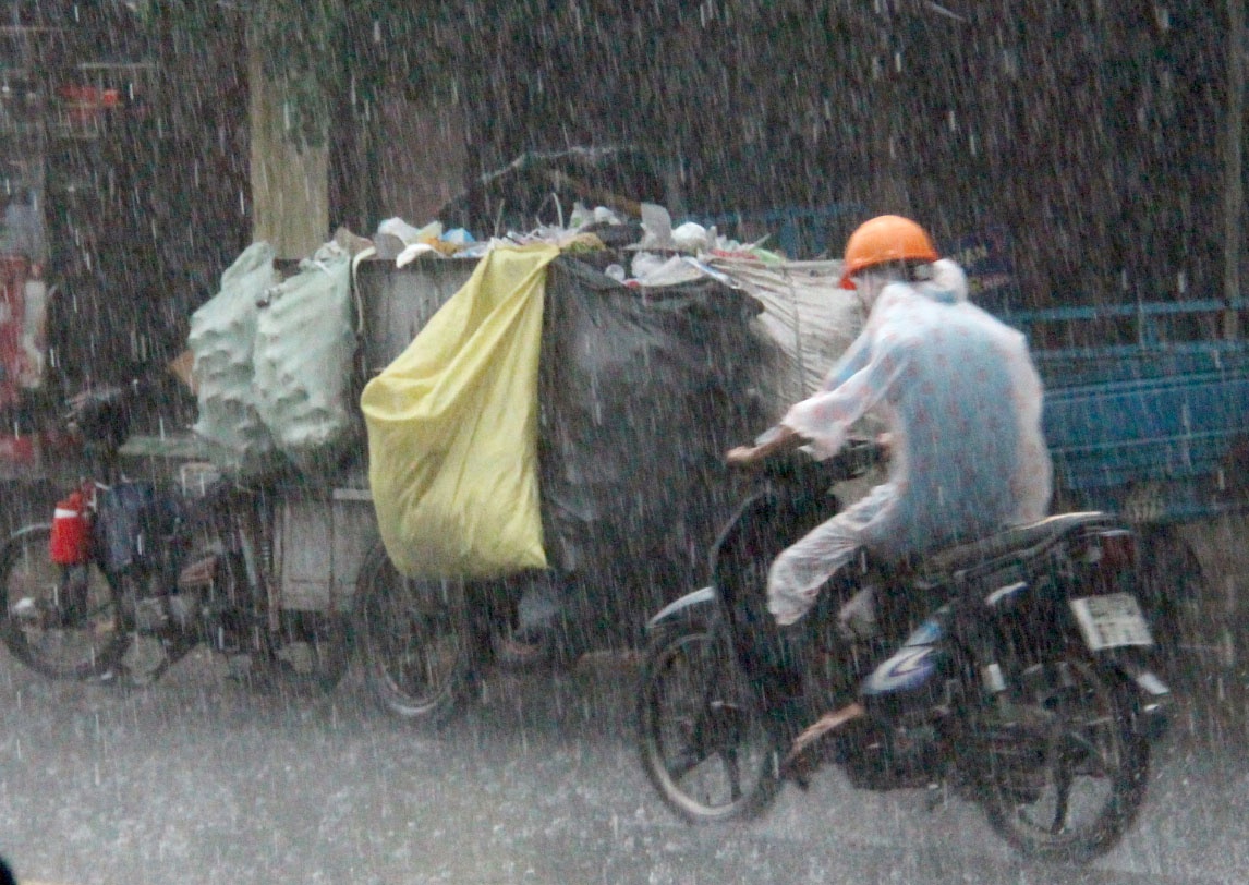 Sai Gon mua mu troi, duong sat lai bi phong toa hinh anh
