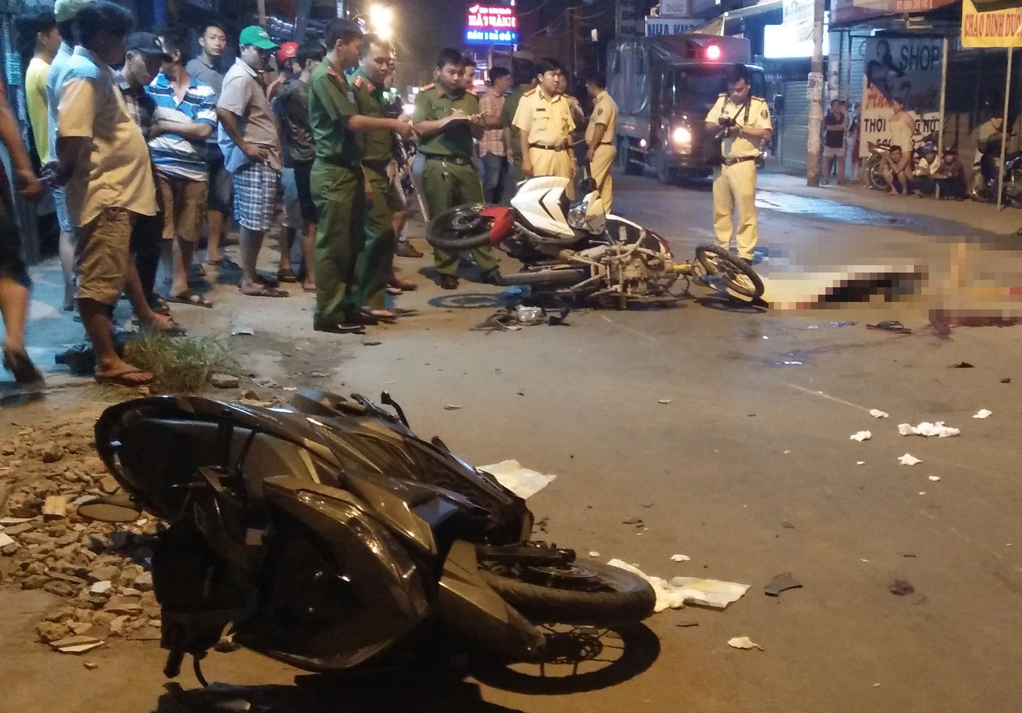 Hai thanh nien 16 tuoi thiet mang sau khi tong 3 xe may o Sai Gon hinh anh