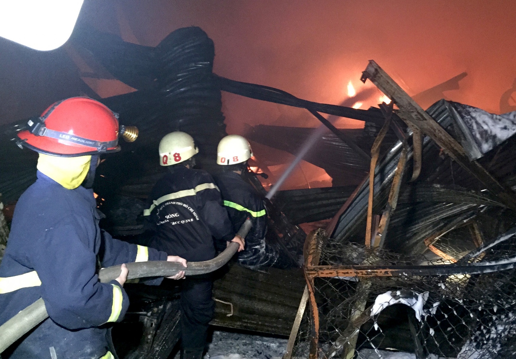 Gan 200 canh sat, 30 xe chua chay kho hang trong cang Sai Gon hinh anh