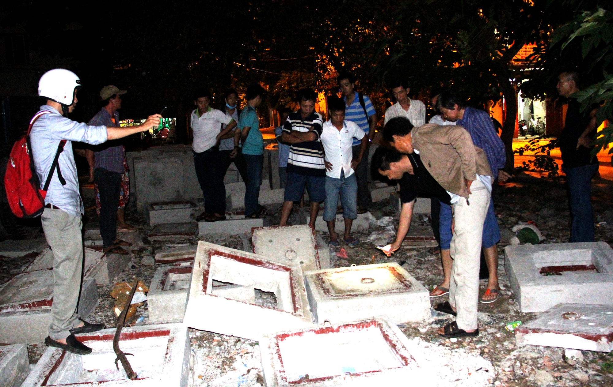 Be trai bi nap cong de anh 2