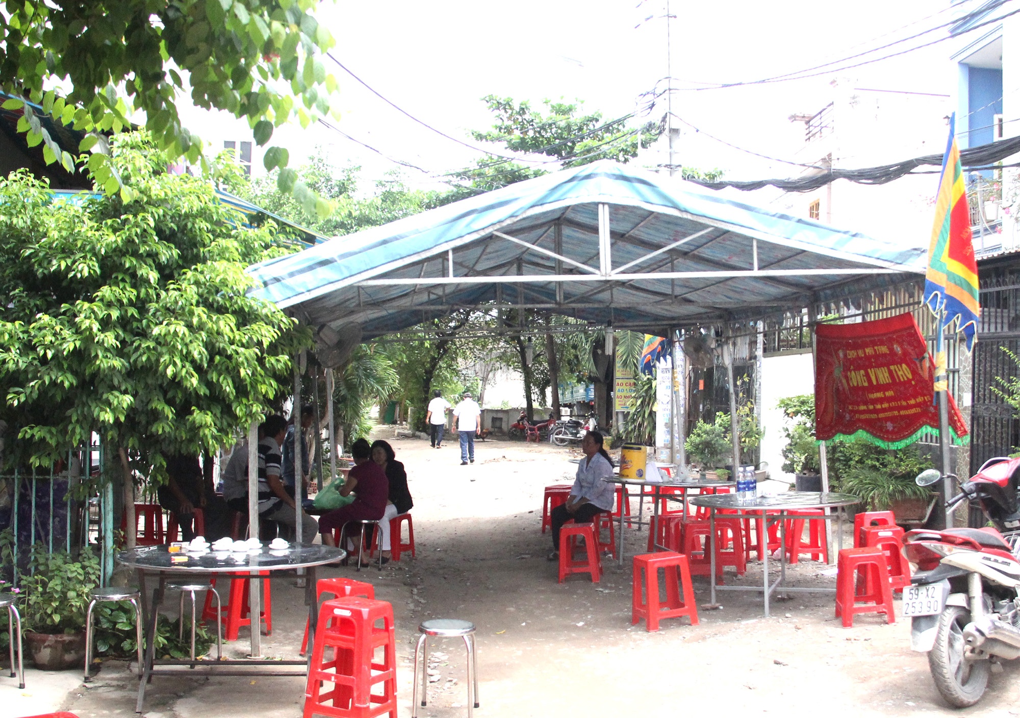 vụ bé trai bị nắp cống đè ảnh 1 vu be trai bi nap cong de anh 1