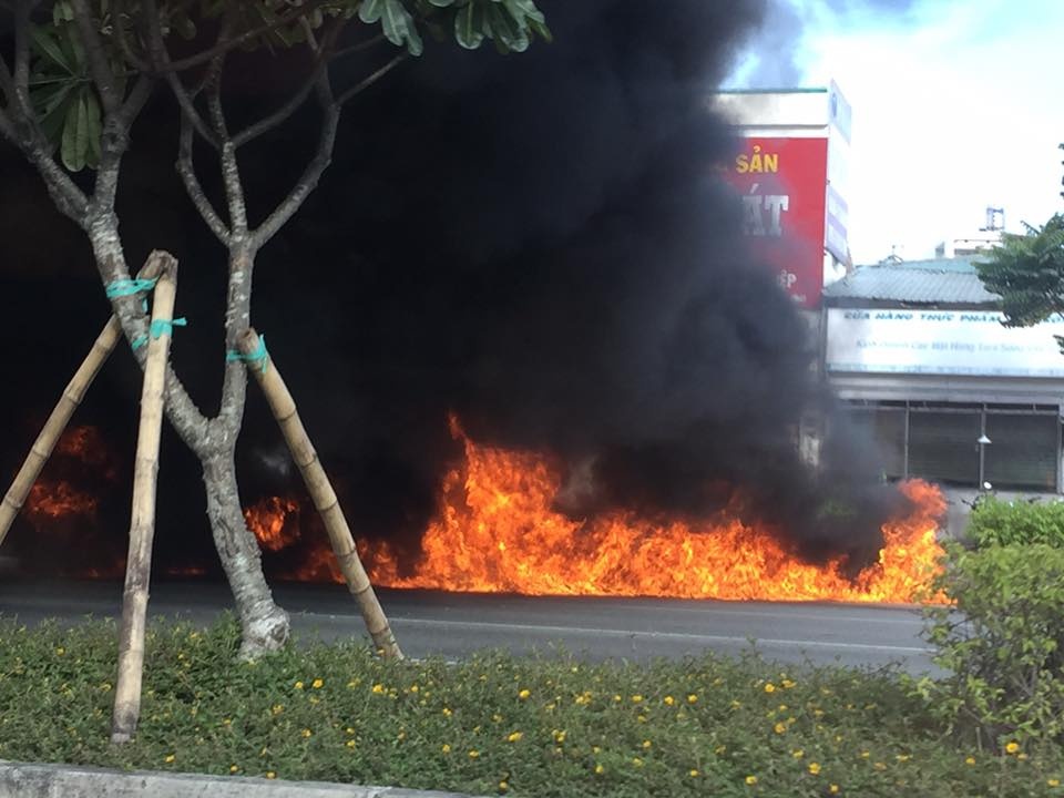 Xe may cho 2 can xang chay ngun ngut tren dai lo Pham Van Dong hinh anh