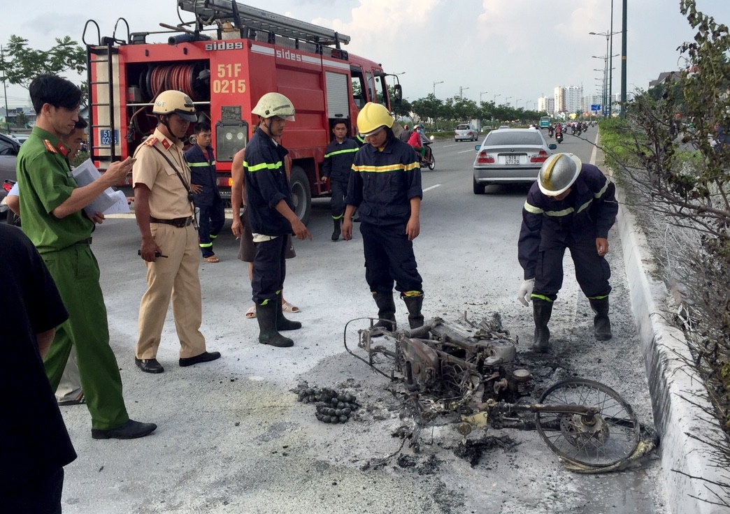 Xe may boc chay ngun ngut tren duong Pham Van Dong hinh anh