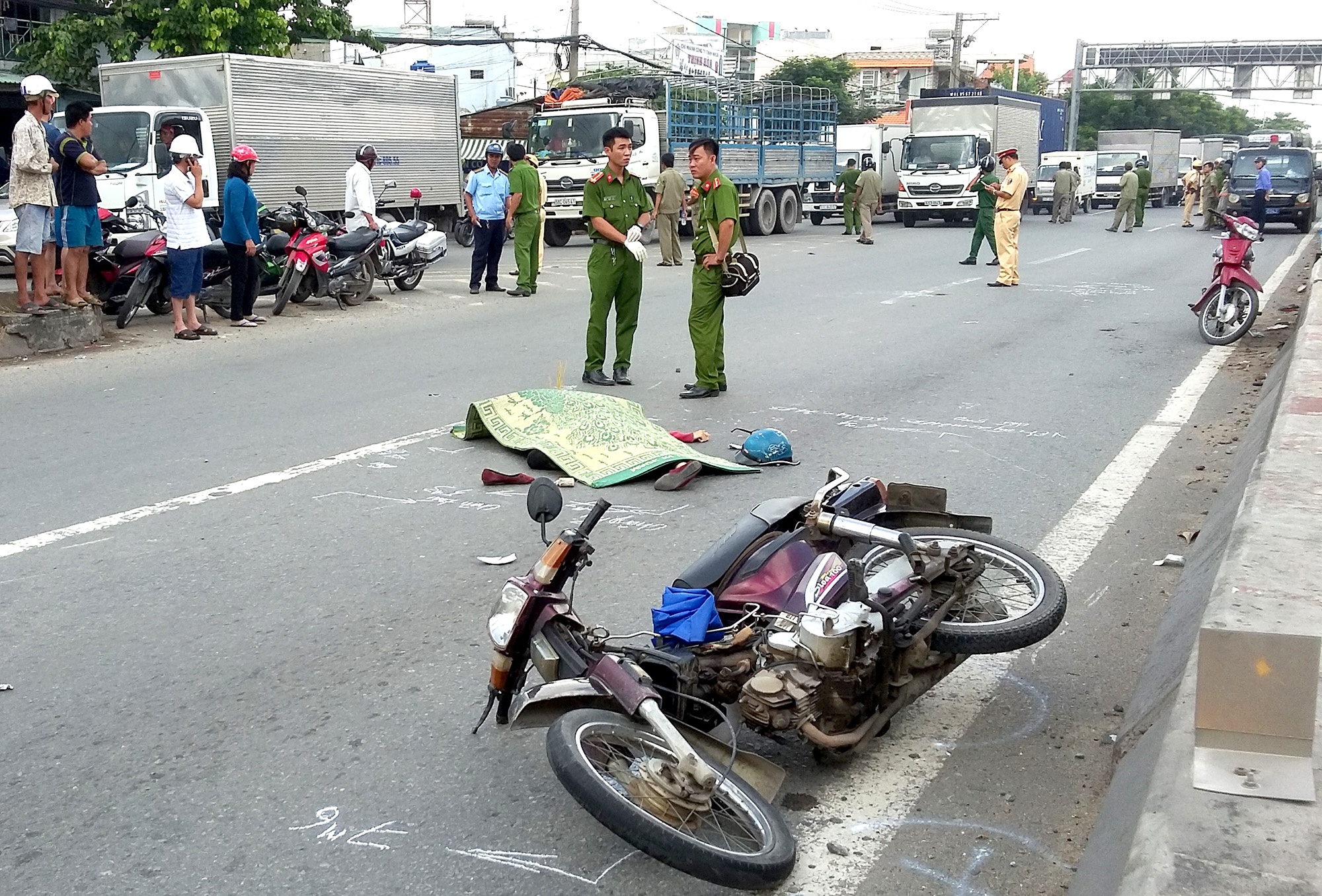 Nu sinh 19 tuoi bi xe tai can tu vong tren duong den truong hinh anh
