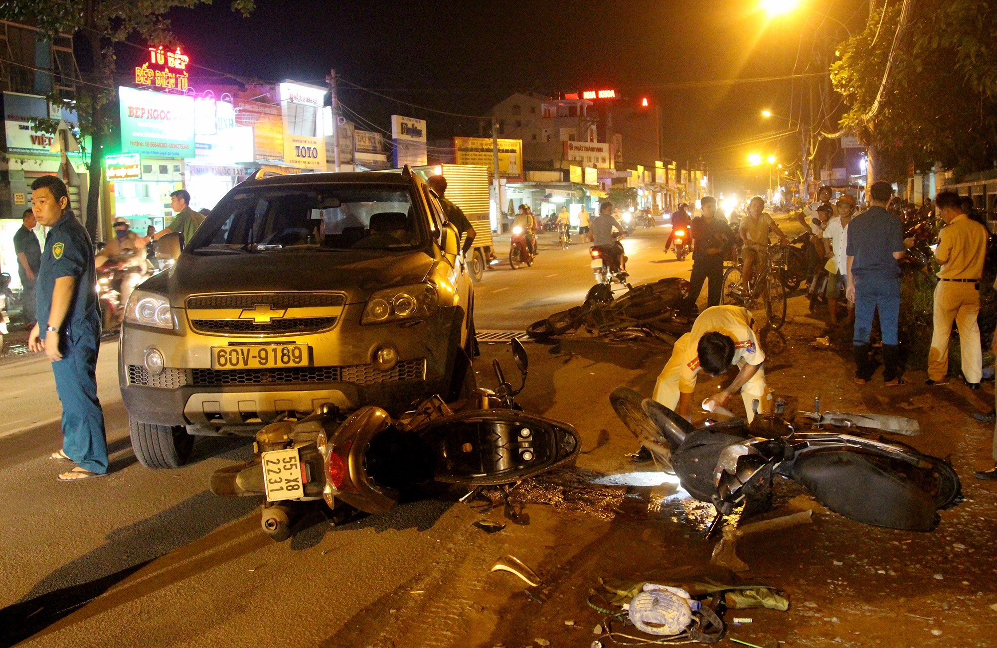 Tai xe mac sac phuc canh sat lai oto tong hang loat xe may o Sai Gon hinh anh