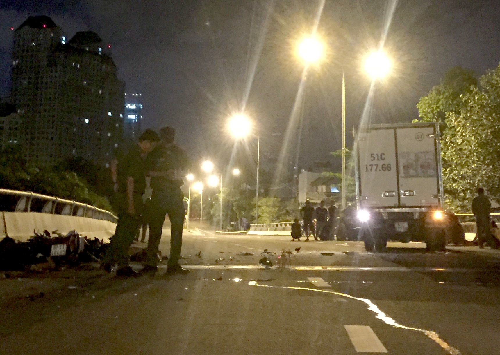 Xe tai tong chet 2 thanh nien chay nguoc chieu tren cau vuot o Sai Gon hinh anh