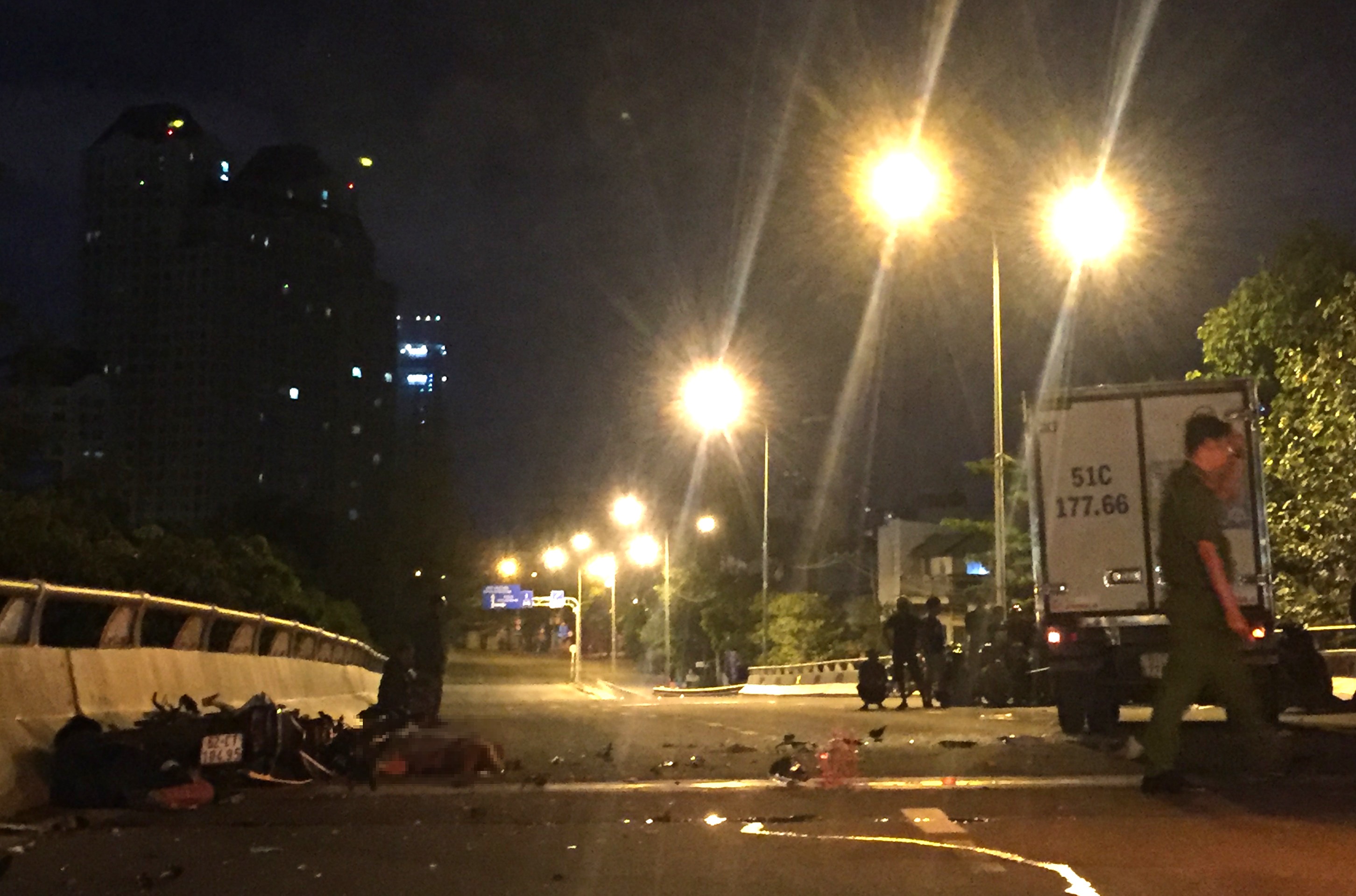 tai nạn trên cầu vượt nguyễn hữu cảnh ảnh 1 tai nan tren cau vuot nguyen huu canh anh 1