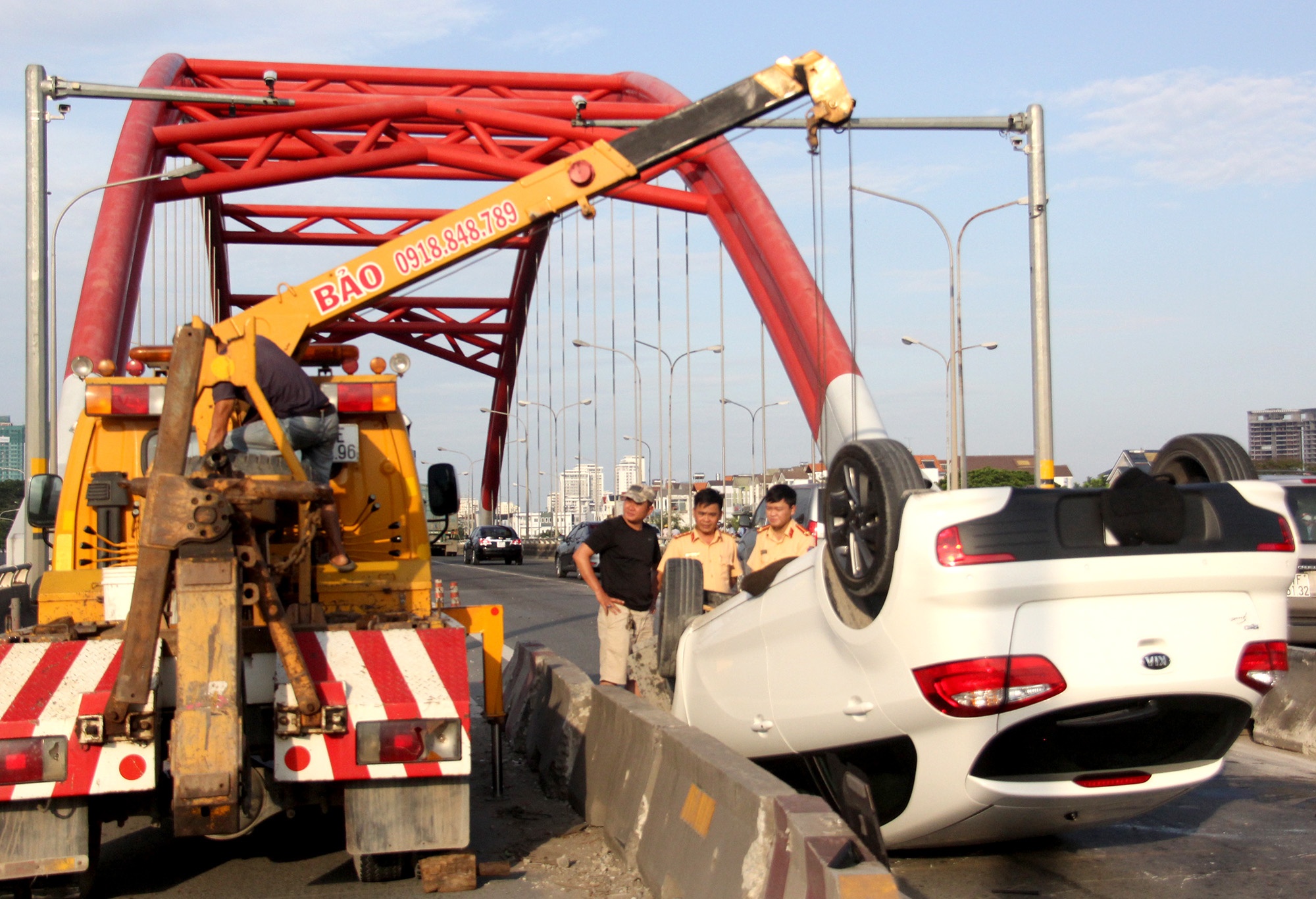 Ôtô lật ngửa ở sài gòn ảnh 2 Oto lat ngua o sai gon anh 2