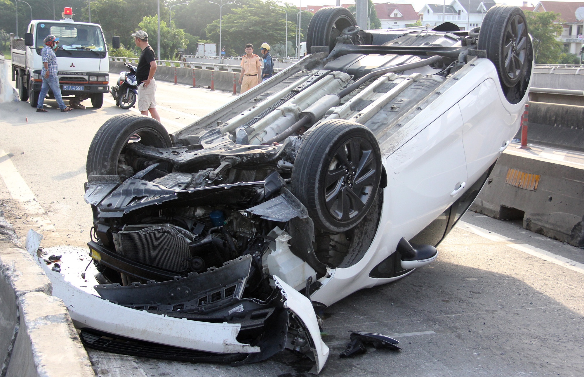 Oto lat ngua khi tong dai phan cach, 2 cha con thoat nan hinh anh