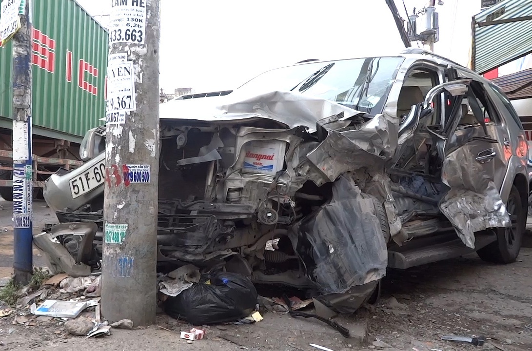 Xe dau keo huc oto vang vao cot dien, 4 nguoi thoat chet hinh anh