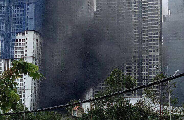 Chay tai cong truong Vinhomes Central Park, nhieu nguoi thao chay hinh anh