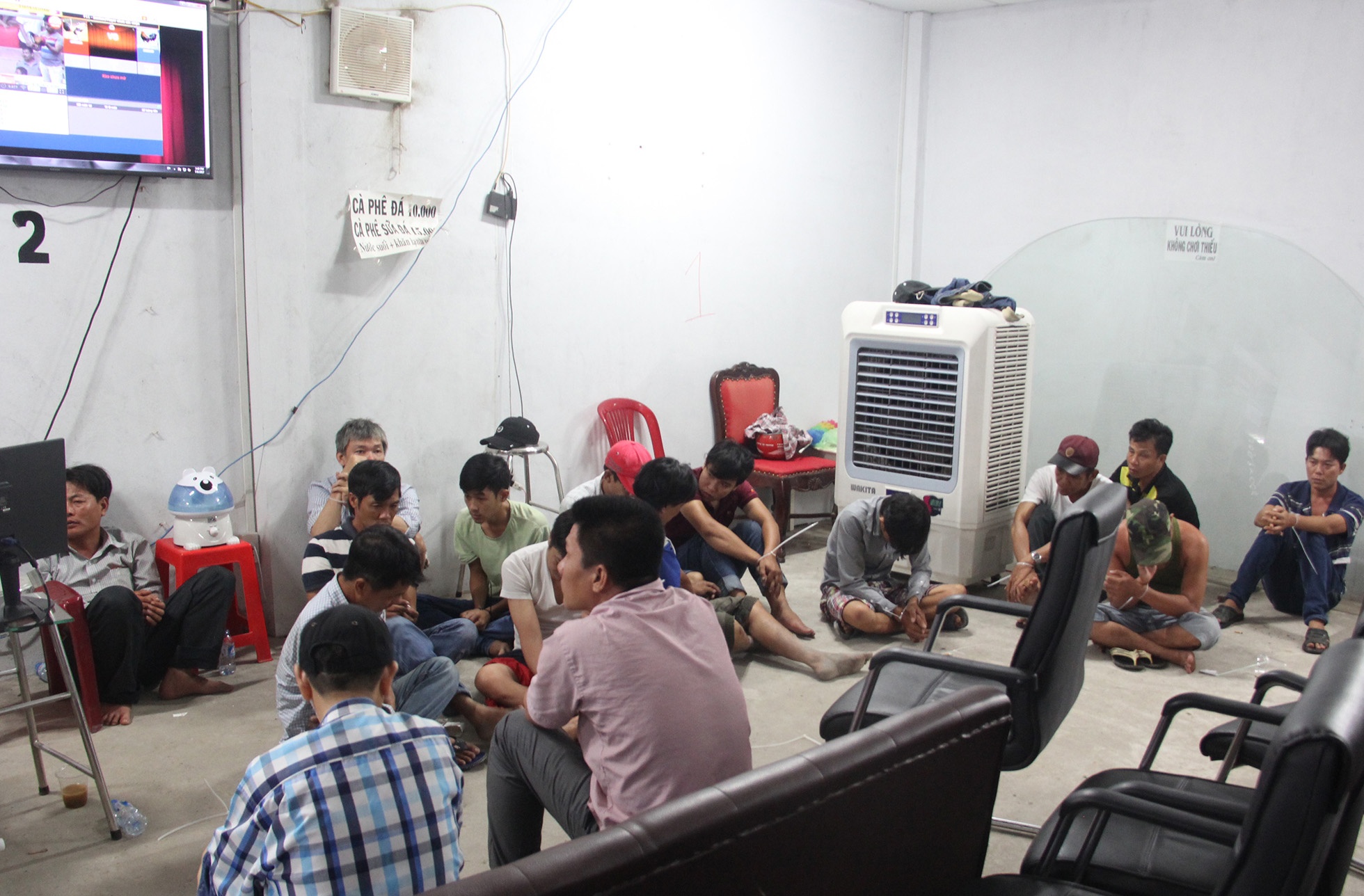 Bat hang chuc nguoi tham gia danh bac qua mang o Sai Gon hinh anh