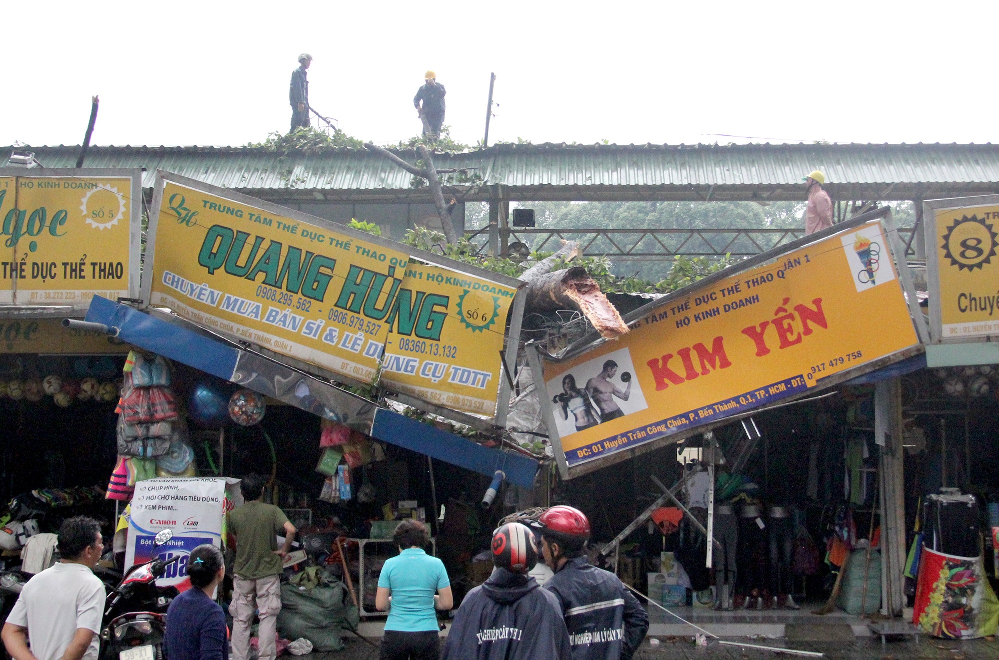Nhanh cay gay de 2 cua hang o trung tam Sai Gon, nhieu nguoi thao chay hinh anh