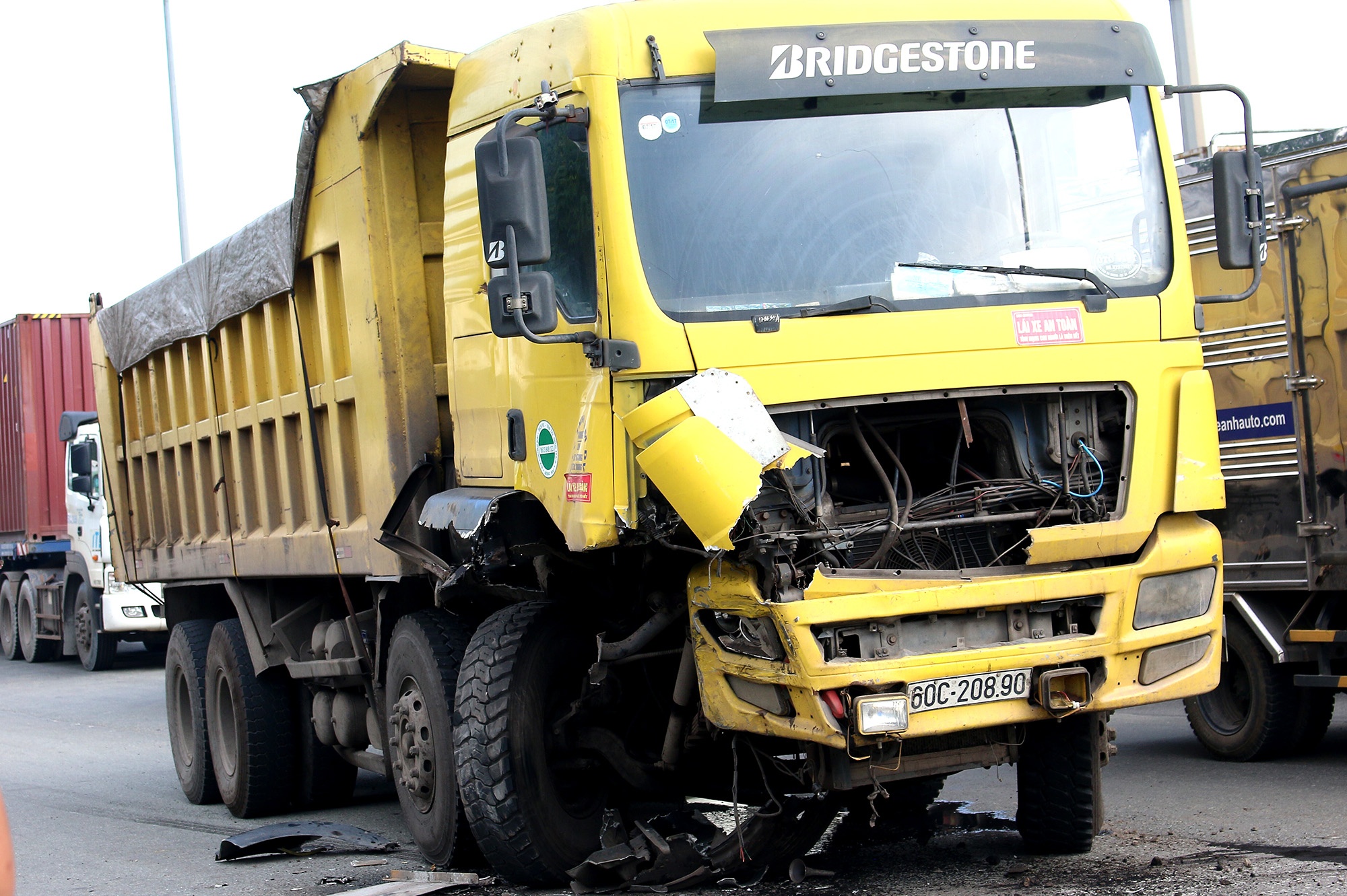 xe tai roi banh o sai gon anh 2