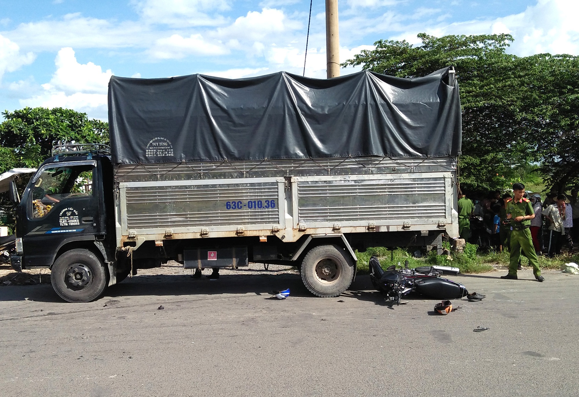 Tong duoi xe tai dung o dai lo, nam thanh nien 9X tu vong hinh anh