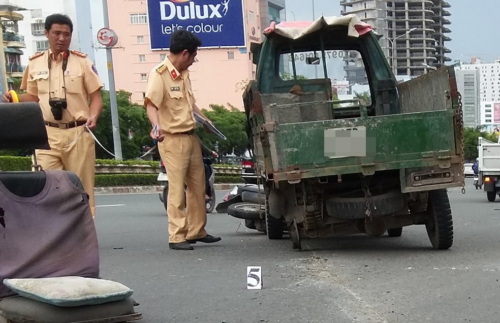 Tai nan hy huu: Xe tai dang chay bat ngo roi banh tong 2 co gai hinh anh