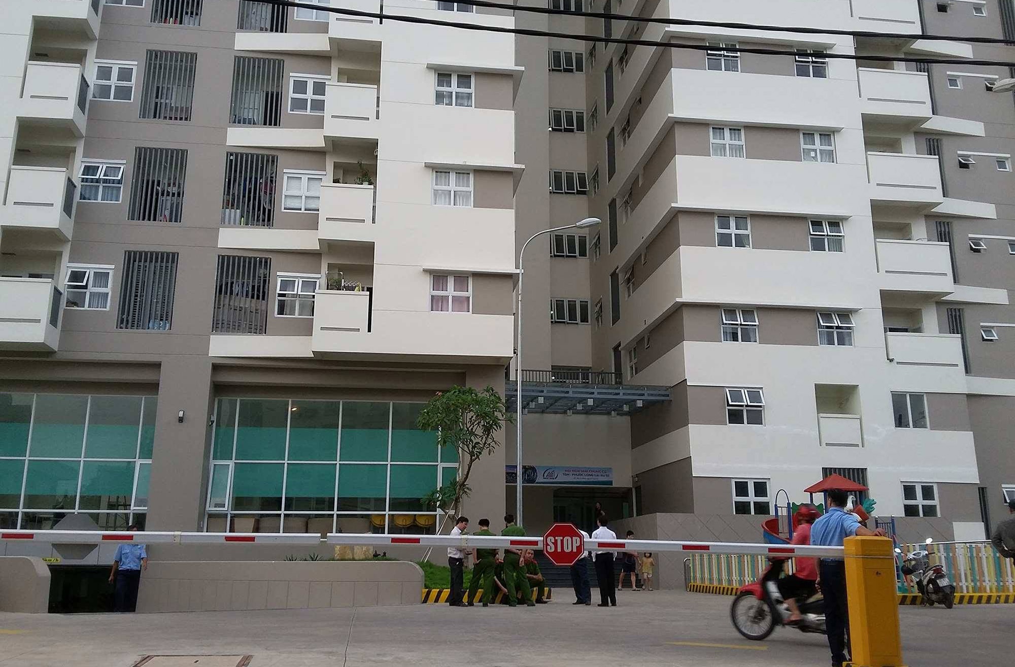 Bao ve tu vong khi roi xuong thang may chung cu o Sai Gon hinh anh