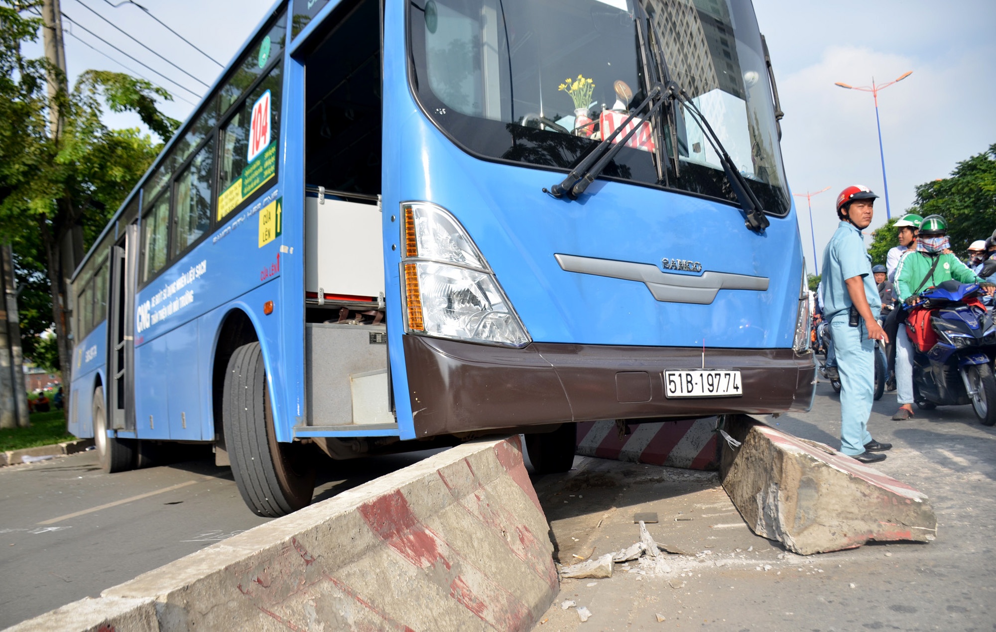 xe đầu kéo tông xe buýt ảnh 2 xe dau keo tong xe buyt anh 2