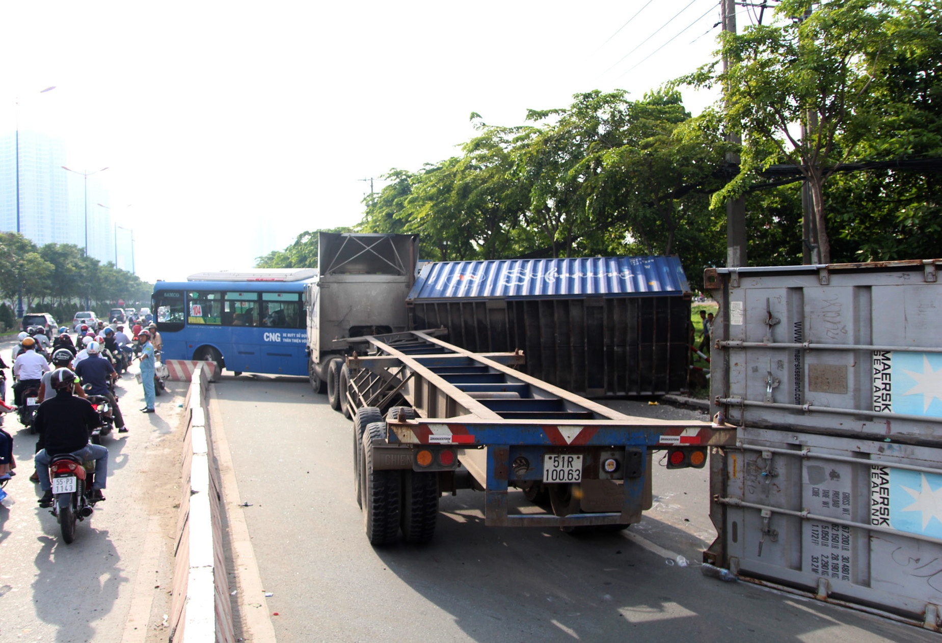 Xe dau keo va cham voi buyt, container roi xuong duong de bep xe may hinh anh