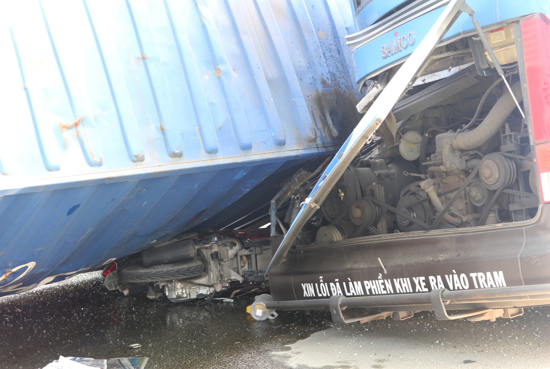 xe đầu kéo tông xe buýt ảnh 3 xe dau keo tong xe buyt anh 3