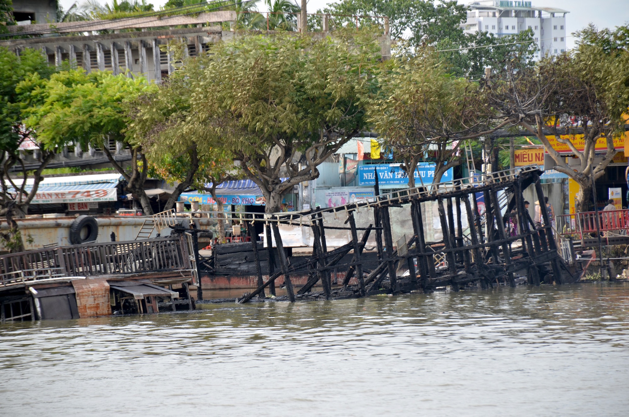 chay thuyen tren kenh te anh 2