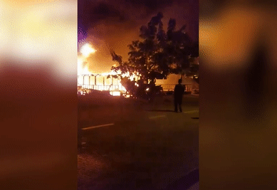 Quan ca phe thuyen boc chay ngun ngut tren kenh Te hinh anh