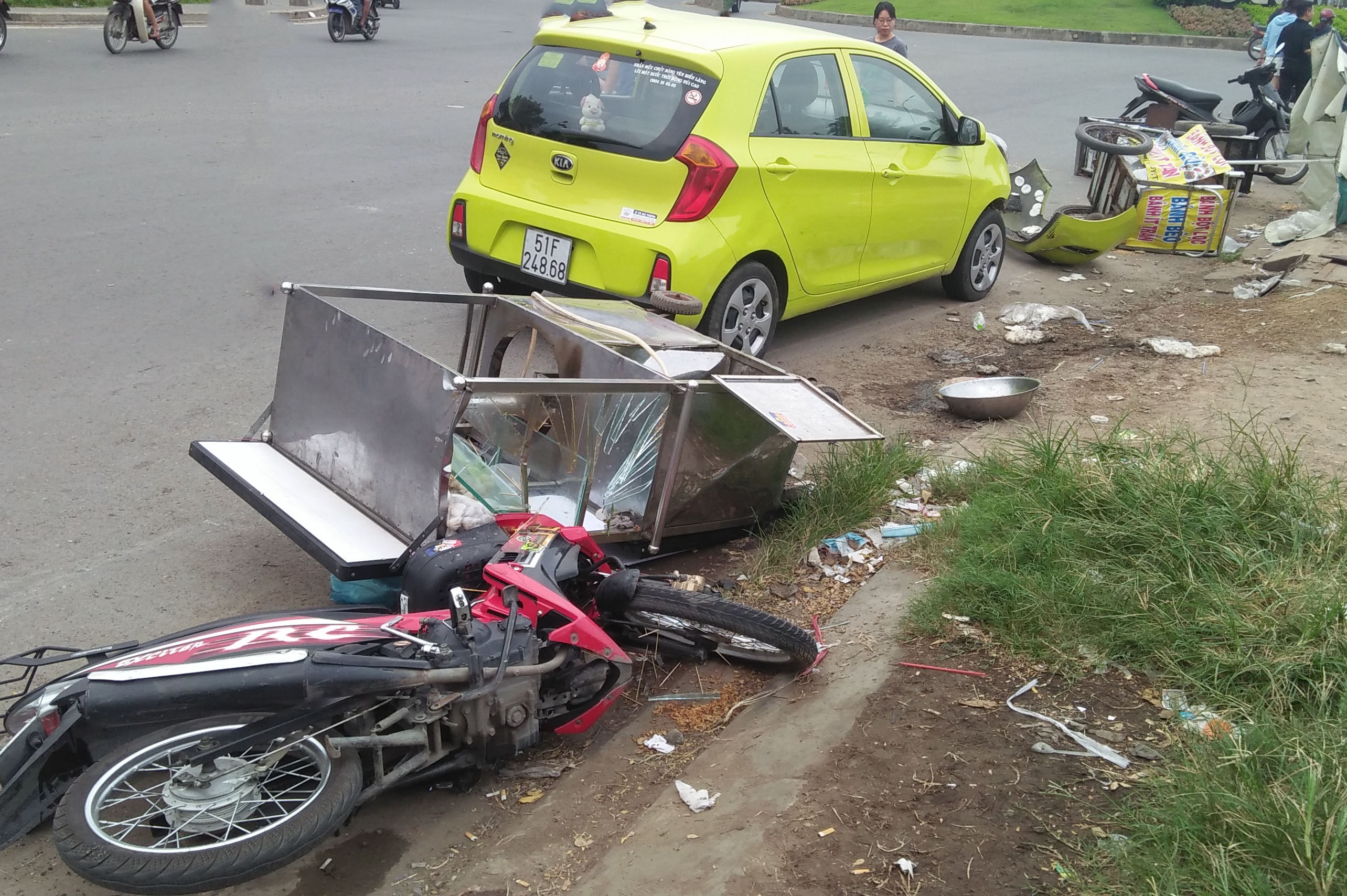 Oto ruot duoi xe may gay nao loan pho Sai Gon hinh anh