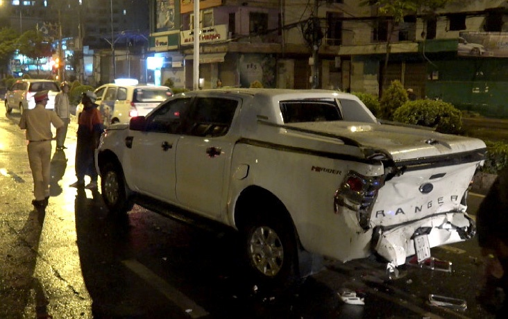 Xe ben gay tai nan lien hoan 3 oto dung den do o Sai Gon hinh anh