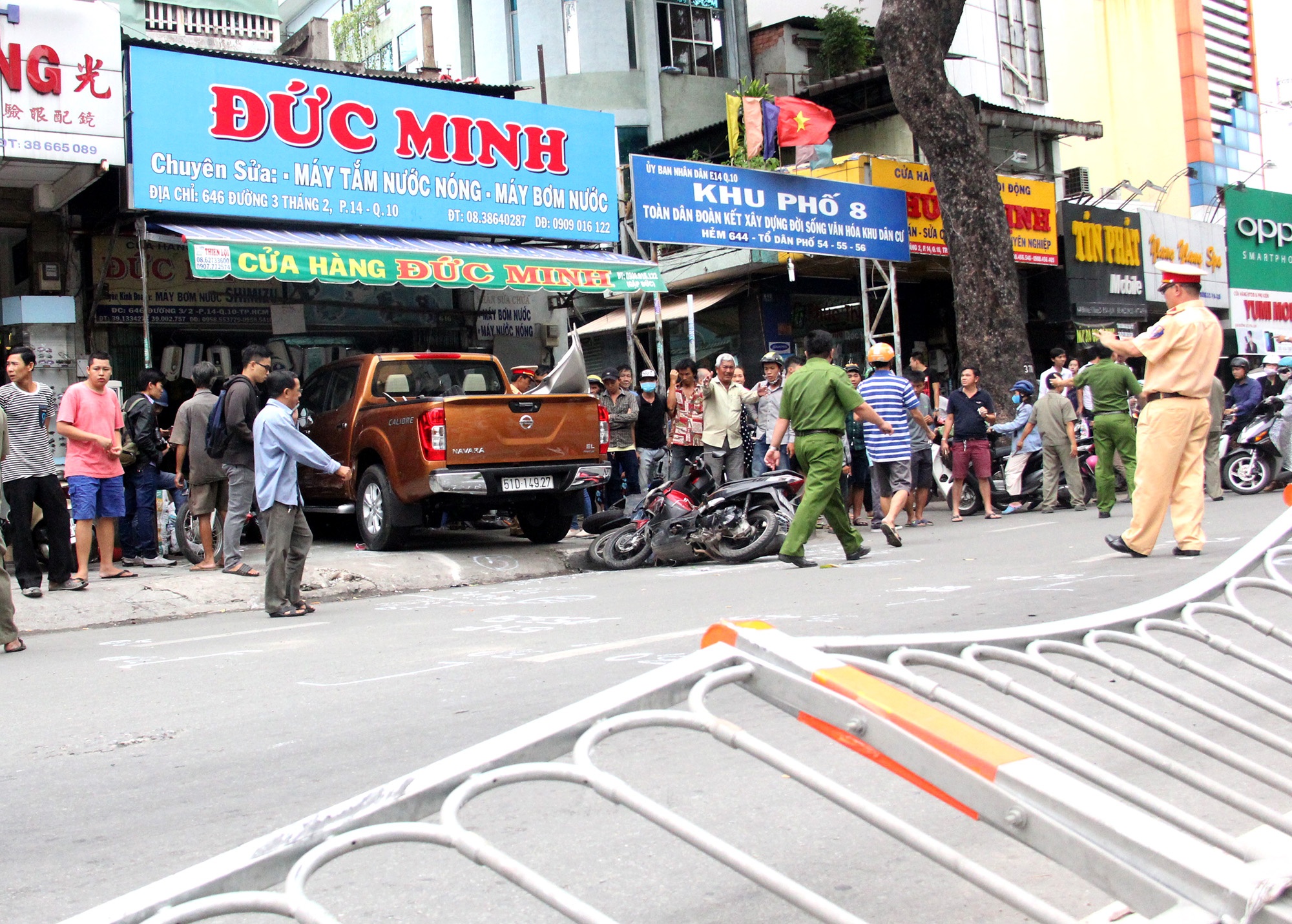 Oto tong hang loat xe roi lao vao cua hang o Sai Gon hinh anh