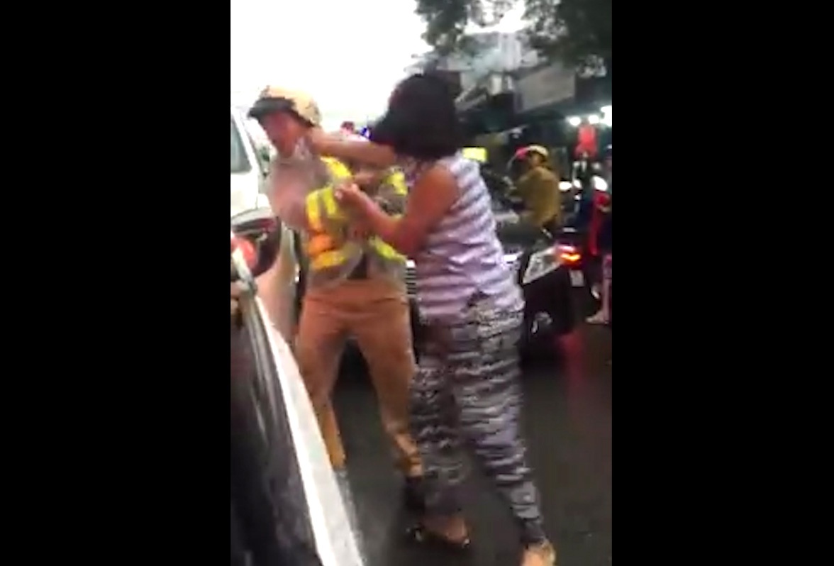 Lớn tiếng với cảnh sát giao thông ảnh 1 Lon tieng voi canh sat giao thong anh 1