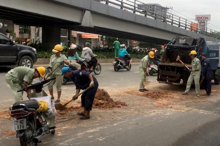xe ben đổ bùn đất trên phố ảnh 2 xe ben do bun dat tren pho anh 2