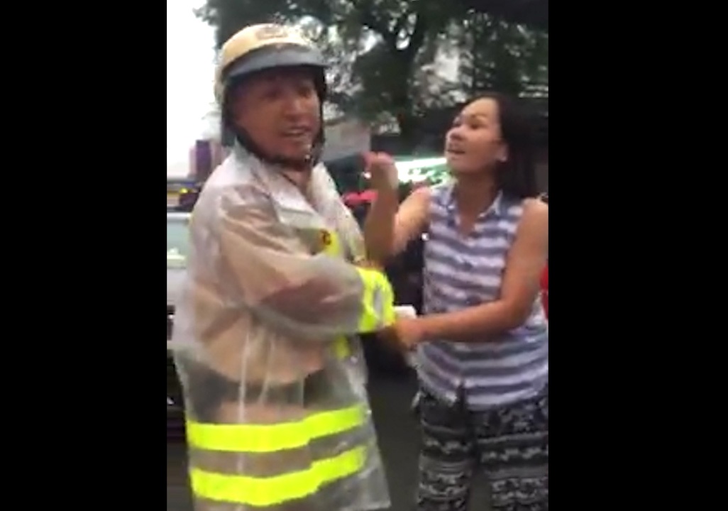 Nguoi phu nu lon tieng voi CSGT o Sai Gon hinh anh