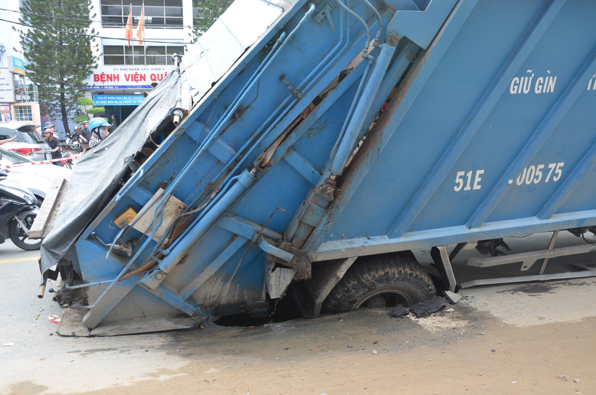 Xe cho rac mac ket nhieu gio duoi 'ho tu than' o Sai Gon hinh anh