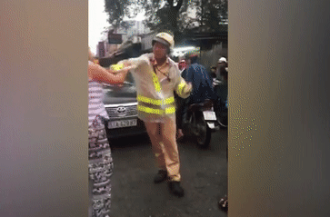 Nguoi phu nu nam co ao CSGT giua duong o Sai Gon: Toi nong tinh hinh anh