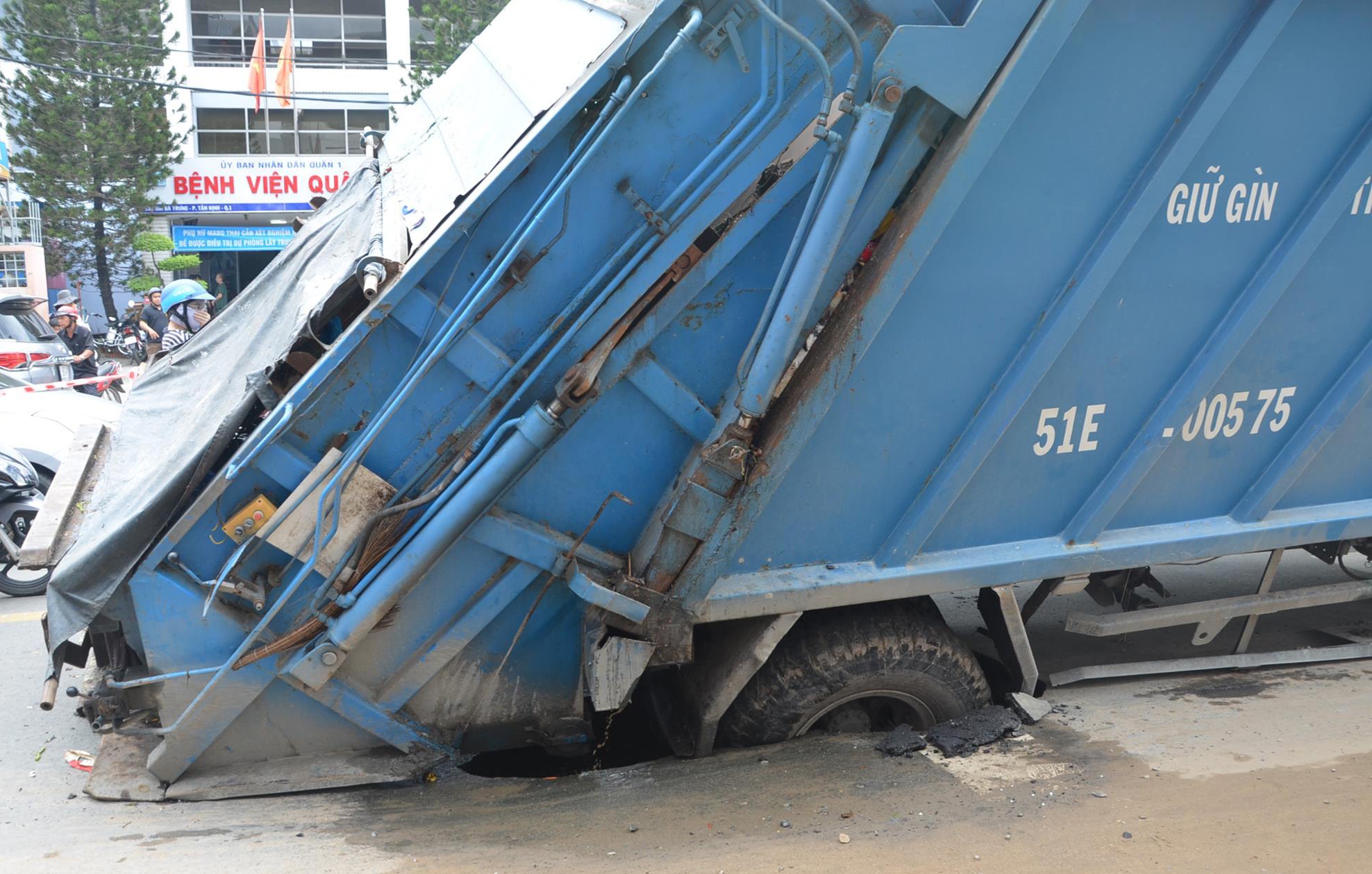 xe rác lọt hố tử thần ảnh 2 xe rac lot ho tu than anh 2