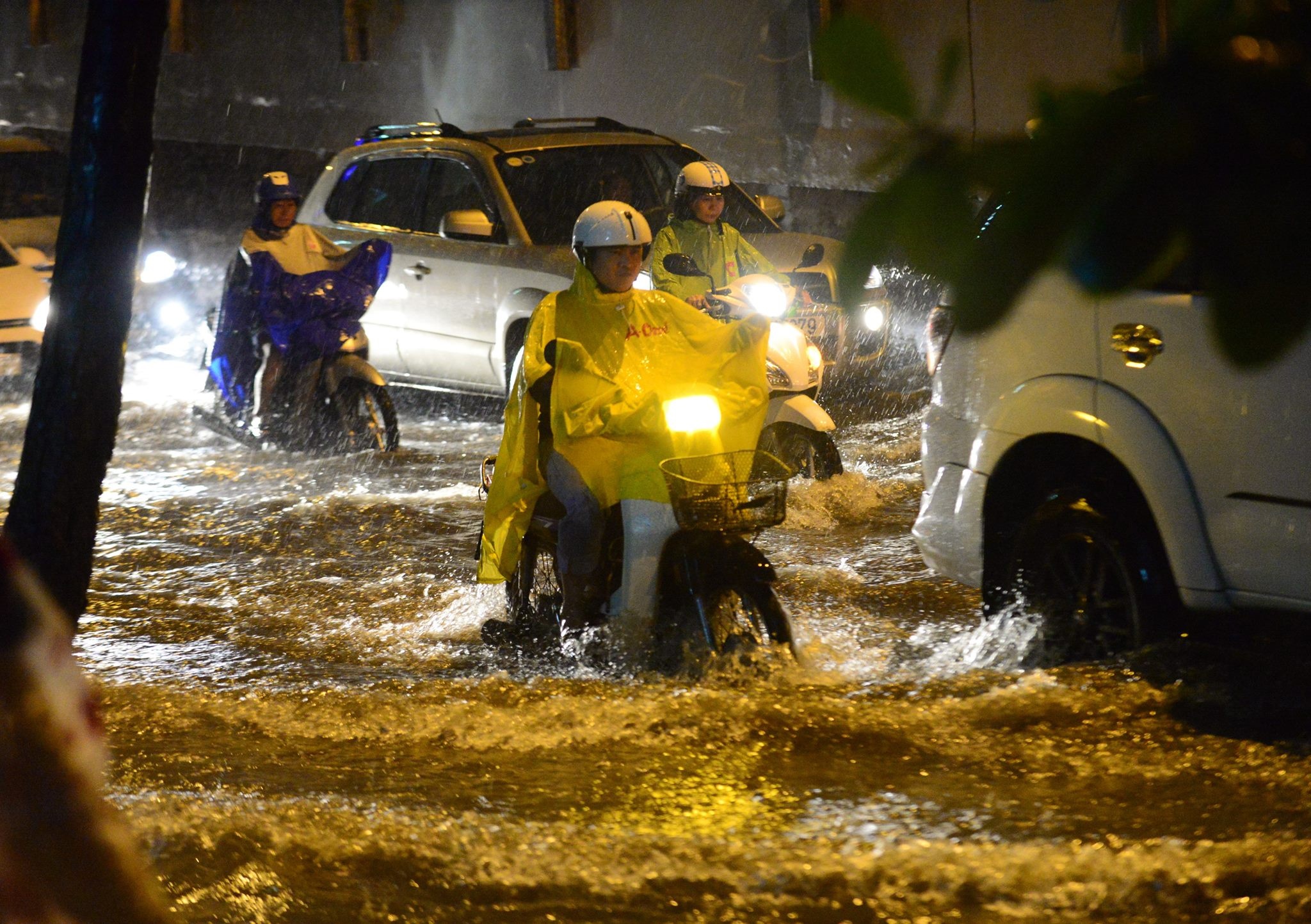 Sai Gon mua ngap gio tan tam hinh anh