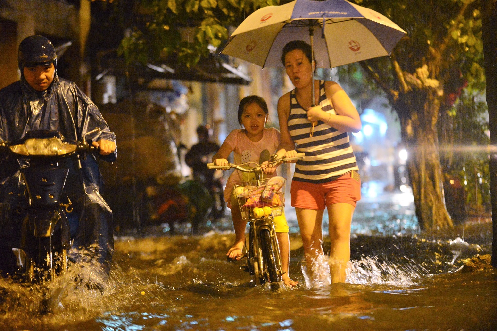 Mưa lớn ở sài gòn ảnh 1 Mua lon o sai gon anh 1