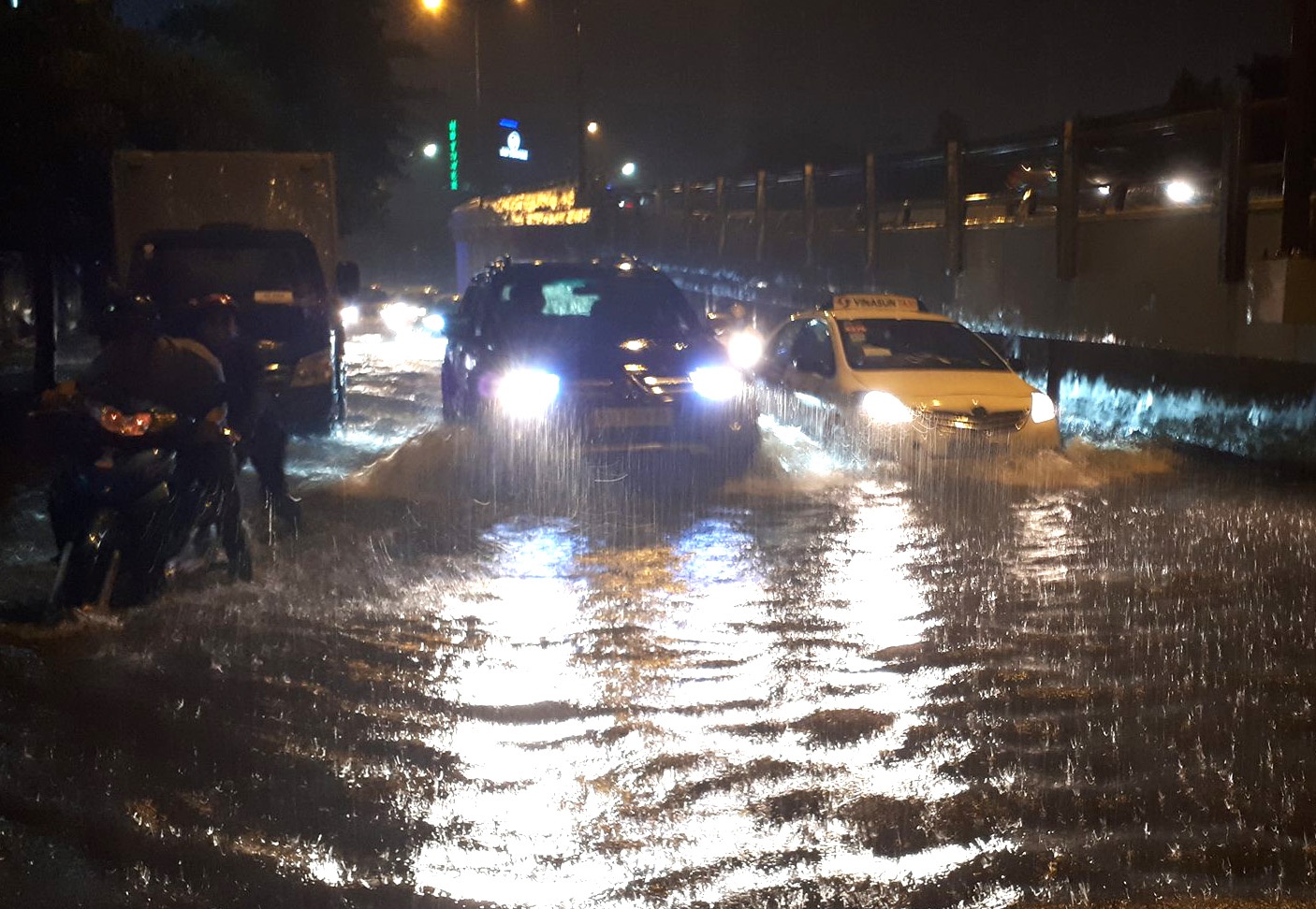 Mưa lớn ở sài gòn ảnh 2 Mua lon o sai gon anh 2