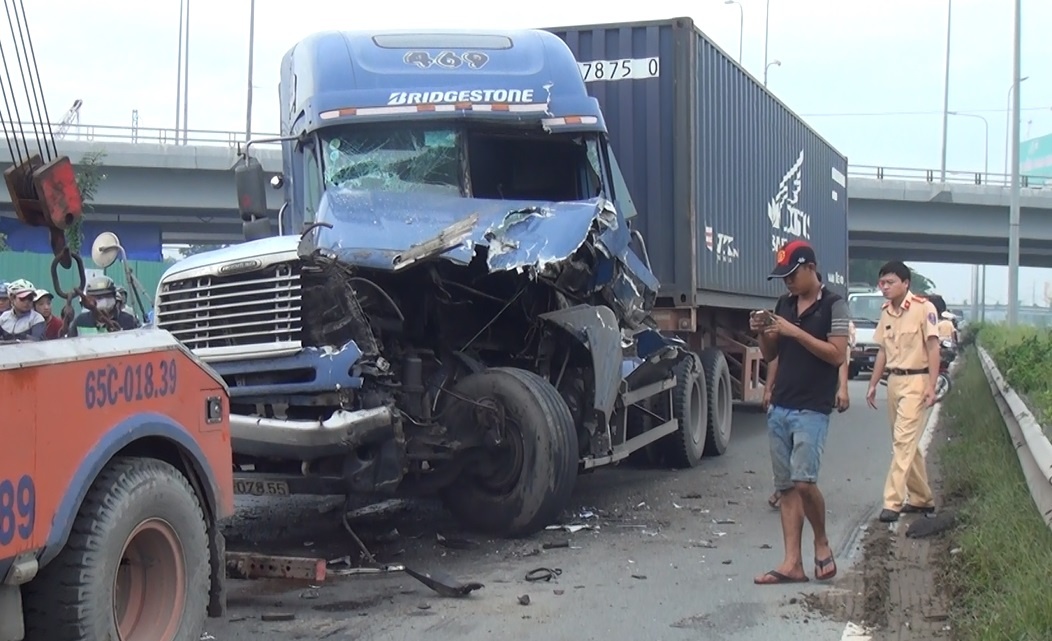 Xe dau keo toac dau sau cu tong xe tai, quoc lo 1 ket cung hinh anh