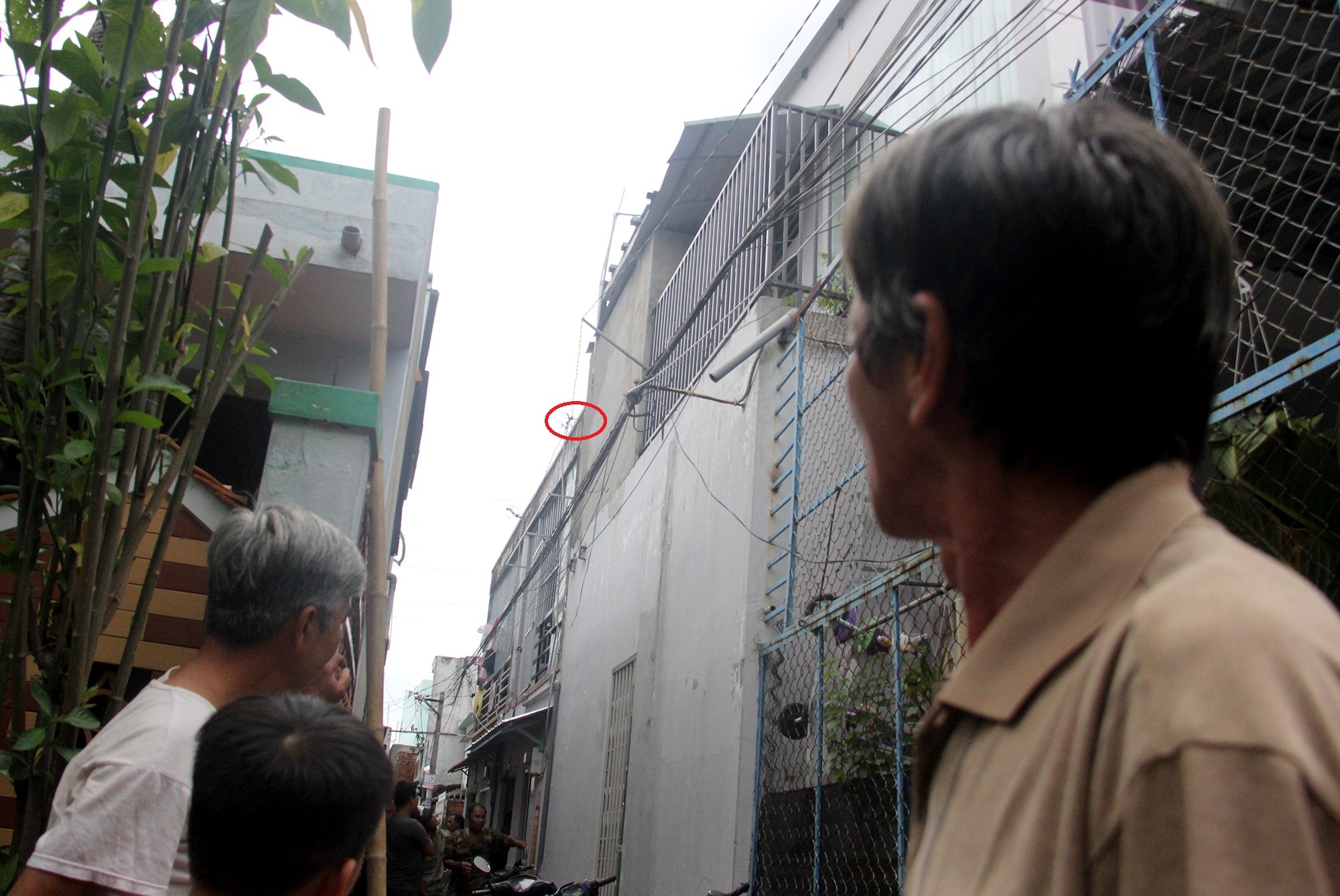 thanh niên bị điện giật ở sài gòn ảnh 1 thanh nien bi dien giat o sai gon anh 1