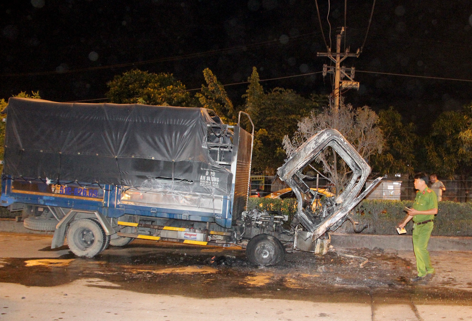 xe tải bốc cháy ngùn ngụt ảnh 2 xe tai boc chay ngun ngut anh 2