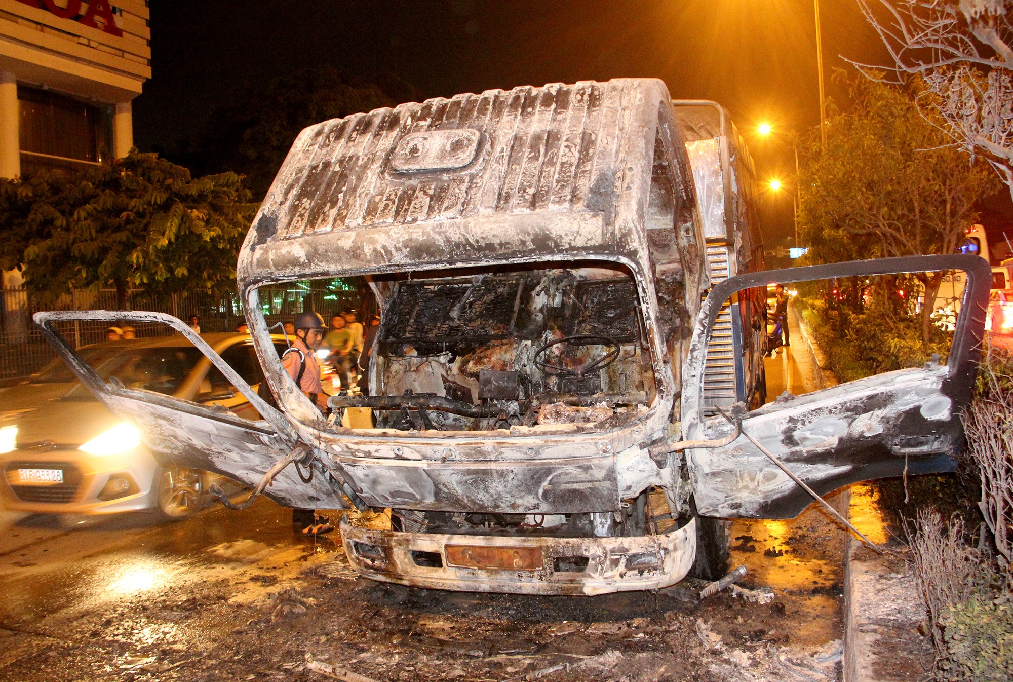 Tai xe ke khoanh khac xe tai dang chay boc chay ngun ngut hinh anh