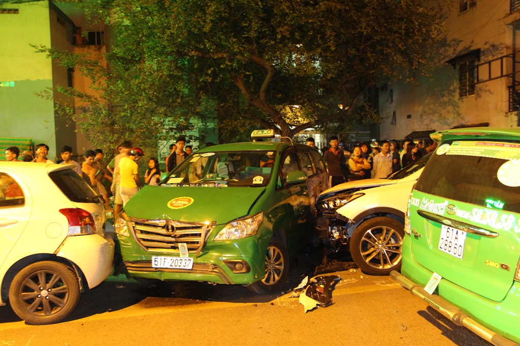 Vu 13 xe dam lien hoan o Sai Gon: Nguoi bi thuong nam keu gao la liet hinh anh